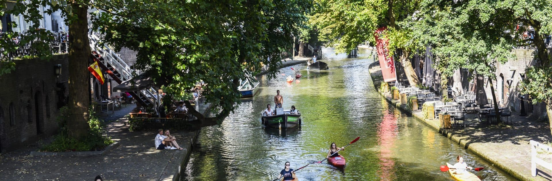 Oude Gracht, roeien, Utrecht ontdekken, kanoe, bootjes, luieren